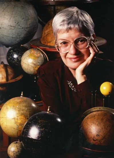 Portrait illustré de Vera Rubin sur un fond d’objets astronomiques